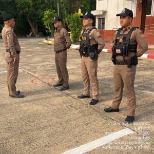 เรียกแถวสายตรวจที่ปฏิบัติหน้าที่ประจำวันนี้เข้าแถวเคารพธงชาติ สวดมนต์ไหว้พระกล่าวอุดมคติตำรวจ และ รับฟังข้อราชการก่อนปล่อยแถวออกปฏิบัติหน้าที่ดัง