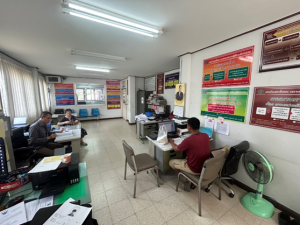 เมื่อวันที่ 23 ก.พ.2568 พนักงานสอบสวนได้รับแจ้งความร้องทุกข์ โดยผู้แจ้งนางxx xxx อายุ 72 ปี ที่อยู่ xx หมู่ที่ 3 ต.บึง อ.เขวาสินรินทร์ จ.สุรินทร์ มาแจ้งว่าเมื่อวันที่ 23 ก.พ. 2568 เวลาประมาณ 10.50 น. ผู้แจ้งได้นำ บัตรเอทีเอ็ม ธนาคารเพื่อการเกษตรและสหกรณ์การเกษตรไป กดเงินสดที่ตู้ธนาคาร เพื่อการเกษตรและสหกรณ์การเกษตร ที่ปั๊มบางจาก เลขที่ xxx ม.4 ถนนปัทมานนท์ ต.ตั้งใจ อ.เมืองสุรินทร์ จ.สุรินทร์ซึ่งยอดเงินคงเหลือในบัญชีคือ 74,433.69 บาท ผู้แจ้งจึงได้ทำรายการถอนเงิน จำนวน 20,000 บาทแต่ปรากฏว่าตู้เอทีเอ็มที่ทำรายแจ้งว่าระบบขัดข้อง ผู้แจ้งจึงได้เดินทางไปที่อำเภอจอมพระจ.สุรินทร์ ไปที่ธนาคารเพื่อการเกษตรและสหกรณ์การเกษตร สาขา จอมพระ จึงได้ทำรายการถอนเงินแต่สามารถถอนได้แค่ 54,000 บาท ผู้แจ้งจึงได้นำสมุดบัญชีไปปรับเช็คดูอีกครั้ง จึงทราบว่ามีรายการถอนเงิน จำนวน 20,000 บาทออกไปก่อนหน้านั้น (ผู้แจ้งจึงมาแจ้งความ ต่อพนักงานสอบสวนไว้เป็นหลักฐาน เพื่อจะได้ไปที่ธนาคารเพื่อดำเนินการในส่วนที่เกี่ยวข้องต่อไป พนักงานสอบสวนได้รับแจ้งความไว้แล้วจึงให้ผู้แจ้งลงลายมือชื่อไว้เป็นหลักฐาน)