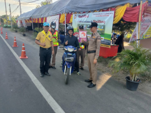 พ.ต.ท.สถาพร สงวนสุข สวญ.สภ.เพี้ยราม, พ.ต.ท.พิทักษ์ ไชยราช สวปฯ พร้อมตำรวจจิตอาสา,เจ้าหน้าที่สายตรวจจราจร ร่วมกับ จนท. สาธารณสุข , อปพร. ,ฝ่ายปกครอง, จนท.อบต.เพี้ยราม ปฏิบัติหน้าที่ให้บริการประชาชนอำนวยความสะดวกด้านการจราจร มอบน้ำดื่ม ประชาสัมพันธ์เมาไม่ขับและรณรงค์การขับขี่ปลอดภัย สวมหมวกนิรภัย เพื่อลดอุบัติเหตุในห้วงเทศกาลปีใหม่ พ.ศ.2568 ณ จุดบริการประชาชนหน้า อบต.เพี้ยราม อ.เมืองสุรินทร์ จ.สุรินทร์