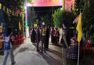 เมื่อวันที่  1  มกราคม  2568  เวลา  19.00  น.  พ.ต.ท.สถาพร สงวนสุข สวญ.สภ.เพี้ยราม , พ.ต.ท.พิทักษ์ ไชยราช สวป.ฯ พ.ต.ท.ชรินทร์ เดชฤทธิ์ สว.สส.  ได้ประชุมชี้แจงข้าราชการตำรวจ บูรณาการร่วมกับ จนท.ฝ่ายปกครอง , อฟปร. จนท.สห., รวมทั้งสิ้น 40 นาย เพื่อรักษาความสงบเรียบร้อยในงานประจำปี วัดระกาคุณาราม ต.กาเกาะ อ.เมือง จ.สุรินทร์ ได้วางมาตรการและแนวทางการป้องกันเหตุทะเลาะวิวาท  ผู้มาร่วมงานประมาณ  500  คน