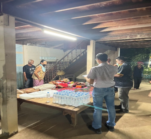 เมื่อวันที่ 14 ม.ค.2568 พนักงานสอบสวนได้รับแจ้งจากเจ้าหน้าที่ประจำศูนย์วิทยุประจำ สภ.เพี้ยราม ว่ามีคนนอนเสียชีวิตภายในบ้านเลขที่ ** หมู่ที่ 6 ต.นาดี อ.เมือง จ.สุรินทร์   พร้อมพวกเดินทางไปตรวจสถานที่เกิดเหตุนั้น บัดนี้ได้พร้อมพวกเดินทางกลับมาถึง สภ.เพี้ยรามแล้ว แจ้งว่า เมื่อไปถึงบ้านที่เกิดเหตุ พบผู้ตายทราบชื่อภายหลังว่านาย** อายุ 65 ปี ที่อยู่ ** หมู่ที่ 5 ต.ตาเสา อ.ห้วยราช จว.บุรีรัมย์ นอนเสียชีวิตอยู่ภายในบ้านที่เกิดเหตุ จากการสอบถามญาติผู้เสียชีวิต ทราบว่าผู้ตายไม่มีโรคประจำตัว ไม่เคยบ่นหรือเครียดใช้ชีวิตปกติ จึงได้ร่วมกับแพทย์นิติเวช รพ.สุรินทร์ ร่วมกันชันสูตรพลิกศพนาย** ไม่พบร่องรอยบาดแผลการถูกทำร้ายร่างกายญาติไม่ติดใจ ในสาเหตุการตายของผู้ตายในครั้งนี้ แต่อย่างใดเสร็จแล้วมอบศพให้ญาติ นำไปบำเพ็ญกุศลตามประเพณีต่อไป (พนักงานสอบสวนเวรฯ เห็นว่าการตายของผู้ตาย เป็นการตายโดยมิปรากฏเหตุ จึงได้รับคำร้องทุกข์ไว้ทำการสอบสวนตามสำนวนชันสูตรพลิกศพ จึงได้ลงประจำวันไว้ และจะได้ดำเนินการสอบสวนในส่วนที่เกี่ยวข้องต่อไป)