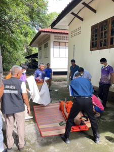 เมื่อวันที่ 20 ก.พ.2568 พนักงานสอบสวนได้รับแจ้งจากเจ้าหน้าที่ประจำศูนย์วิทยุประจำ สภ.เพี้ยราม ว่ามีคนผูกคอเสียชีวิตภายในวัด*** บ้านกระทมพรง หมู่ที่ 12 ต.นาดี อ.เมืองสุรินทร์ จ.สุรินทร์   จึงพร้อมพวกเดินทางไปตรวจสถานที่เกิดเหตุนั้น  เมื่อไปถึงที่เกิดเหตุ พบผู้ตายทราบชื่อภายหลังว่านาย*** อายุ 54 ปี ที่อยู่ ** หมู่ที่ 17 ต.คลองลานพัฒนา อ.คลองลาน จว.กำแพงเพชร ผูกคอเสียชีวิตอยู่ภายในวัดที่เกิดเหตุ จากการสอบถามญาติผู้เสียชีวิต ทราบว่าผู้ตายมีอาการเป็นโรคประสาท จึงได้ร่วมกับแพทย์นิติเวช รพ.สุรินทร์ ร่วมกันชันสูตรพลิกศพนายสุชาติ ว่าเร็วดี ไม่พบร่องรอยบาดแผลการถูกทำร้ายร่างกายญาติไม่ติดใจ ในสาเหตุการตายของผู้ตายในครั้งนี้ แต่อย่างใดเสร็จแล้วจึงมอบศพให้ญาติ นำไปบำเพ็ญกุศลตามประเพณีต่อไป (พนักงานสอบสวนเวรฯ เห็นว่าการตายของผู้ตาย เป็นการตายโดยมิปรากฏเหตุ จึงได้รับคำร้องทุกข์ไว้ทำการสอบสวนตามสำนวนชันสูตรพลิกศพ จึงได้ลงประจำวันไว้ และจะได้ดำเนินการสอบสวนในส่วนที่เกี่ยวข้องต่อไป)